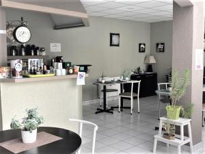 Um restaurante ou outro lugar para comer em Castel Fleuri