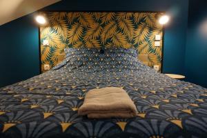 Tempat tidur dalam kamar di Appart Cosy 4 personnes avec terrasse