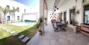 un patio con mesa y un patio con piscina en HOTEL PLAZA MATAMOROS en Matamoros