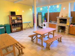 una cocina con 2 bancos de madera y una mesa en Solnechnaia Dacha, en Zatoka