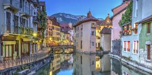 - une vue sur un canal dans une ville avec des bâtiments dans l'établissement LA PEPITE D'ANNECY - hyper centre & au calme & balcon, à Annecy