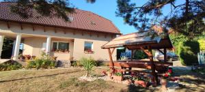 A garden outside Virágos Apartman Balatonszemes