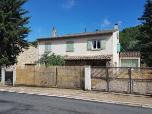 uma casa com uma cerca em frente em Libre à vous ... em Félines-Termenès