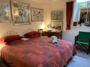 - une chambre avec un lit doté d'un ours en peluche dans l'établissement geraldsplace, à Édimbourg