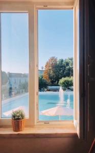 uma janela com vista para uma fonte em Casas do Lago em Estremoz