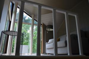 sala de estar con silla y ventana grande en B6 en Ursel