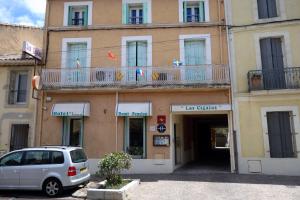 a car parked in front of a building at cit'hotel Hotel Las Cigalas in Villeneuve-lès-Béziers +30 photos