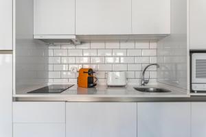 Kuchnia lub aneks kuchenny w obiekcie Pop Art, Apartamentos de diseño en Arenal