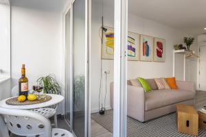 Część wypoczynkowa w obiekcie Pop Art, Apartamentos de diseño en Arenal