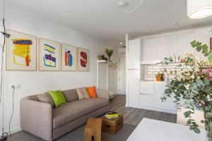 Część wypoczynkowa w obiekcie Pop Art, Apartamentos de diseño en Arenal