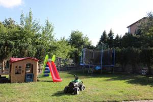 Children's play area sa Pokoje gościnne Rafał