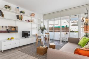 salon z kanapą i stołem w obiekcie Pop Art, Apartamentos de diseño en Arenal w Sewilli