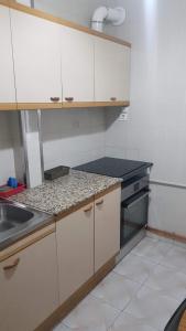 A kitchen or kitchenette at Piso romantico y espacioso