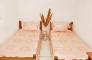 dwa łóżka siedzące obok siebie w pokoju w obiekcie Guest House Lukac w Barze