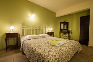 Un pat sau paturi într-o cameră la Pargadise Aprtments