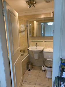 une salle de bains avec lavabo, toilettes et miroir dans l'établissement geraldsplace, à Édimbourg 10 autres photos