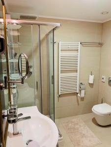 Ett badrum på A01 Sétány-Silverine Apartmanház-Őrzött parkolóval