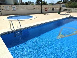 duży basen z niebieską wodą na dziedzińcu w obiekcie Cabeho Beach Homes w mieście Calpe +5 zdjęć