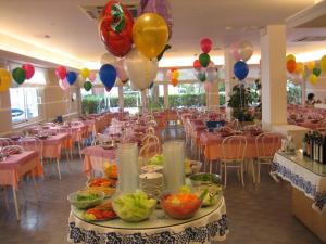um salão de banquetes com mesas e cadeiras com balões em Hotel Nives em Riccione