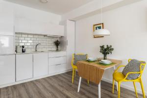 Kuchnia lub aneks kuchenny w obiekcie Pop Art, Apartamentos de diseño en Arenal