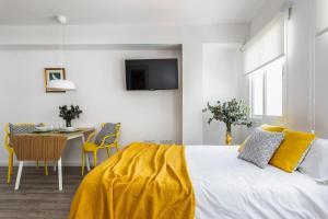 Telewizja i/lub zestaw kina domowego w obiekcie Pop Art, Apartamentos de diseño en Arenal