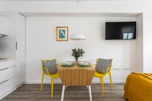 Kuchnia lub aneks kuchenny w obiekcie Pop Art, Apartamentos de diseño en Arenal