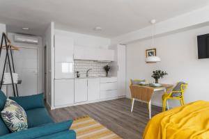 Kuchnia lub aneks kuchenny w obiekcie Pop Art, Apartamentos de diseño en Arenal