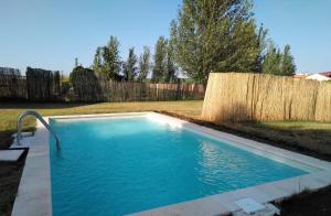 Bazén v ubytování Casas Olmo y Fresno jardín y piscina a 17 kilómetros de Salamanca nebo v jeho okolí