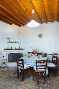 comedor con mesa y sillas en «MARMARA» house, en Cherronisos