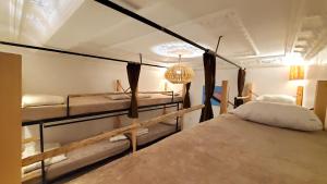 Postel nebo postele na pokoji v ubytování Kekai Surf House + 37 fotografií