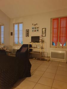 - un salon avec un canapé et une table dans l'établissement Appartement Terrasse - Hypercentre, à Avignon