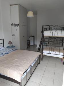 a bedroom with two bunk beds in a room at Eleni Karouti rooms for rent in Pteleós