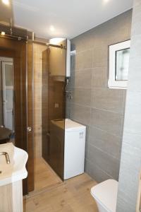 Apartmani M&E tesisinde bir banyo