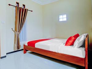 Tempat tidur dalam kamar di OYO 90472 Villa Dua Dua