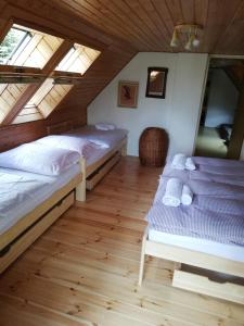 Postel nebo postele na pokoji v ubytování Chaloupka Žďárky