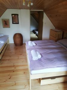 Posteľ alebo postele v izbe v ubytovaní Chaloupka Žďárky