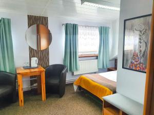 Uma cama ou camas num quarto em Browar Osjann - pokoje gościnne