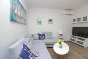 sala de estar con sofá y TV en Sunny Apartment Stella en Rava