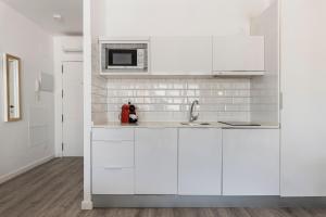 Kuchnia lub aneks kuchenny w obiekcie Pop Art, Apartamentos de diseño en Arenal