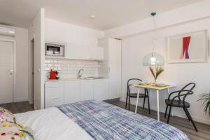 Kuchnia lub aneks kuchenny w obiekcie Pop Art, Apartamentos de diseño en Arenal