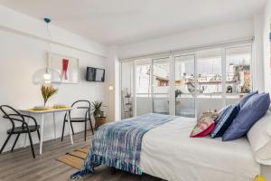 sypialnia z łóżkiem, stołem i krzesłami w obiekcie Pop Art, Apartamentos de diseño en Arenal w Sewilli