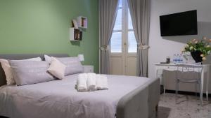 um quarto com uma cama com duas toalhas em CASA ARISTON em Sassari