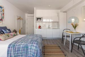 Kuchnia lub aneks kuchenny w obiekcie Pop Art, Apartamentos de diseño en Arenal