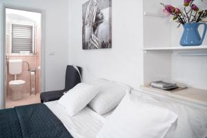 Viola rooms tesisinde bir odada yatak veya yataklar