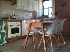 Virtuvė arba virtuvėlė apgyvendinimo įstaigoje Noclegi w domu szachulcowym dla dwóch osób