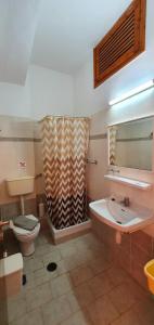 Bathroom sa Paleo Inn Hotel