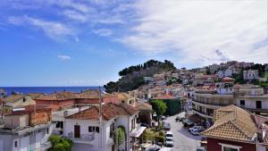 vistas a una ciudad con edificios y al océano en Zigouris House, en Parga