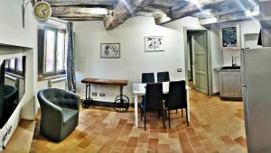 a kitchen and dining room with a table and chairs at Appartamento LA FINESTRELLA in Città della Pieve +12 photos
