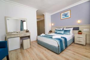 Ein Bett oder Betten in einem Zimmer der Unterkunft Dalyan Hotel Nish Caria