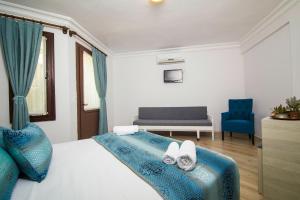 Ein Bett oder Betten in einem Zimmer der Unterkunft Dalyan Hotel Nish Caria